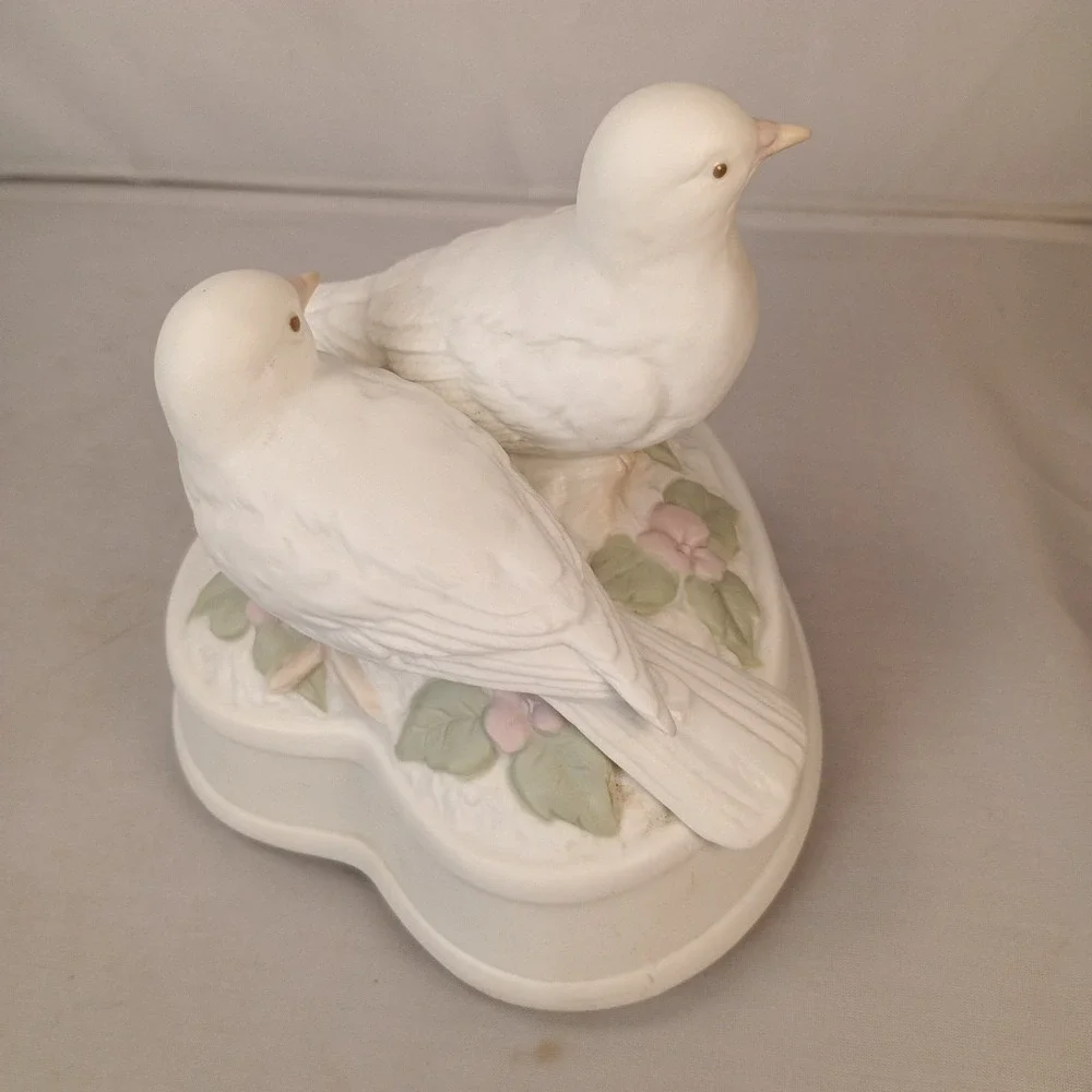 Crowning Touch Music Box and Turns Turtle Doves Heart Birds Porcelain Japan